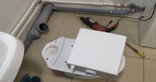 Установка напольного унитаза в Белогорске: монтаж под ключ от СантехДомБгк от 5192 рублей.